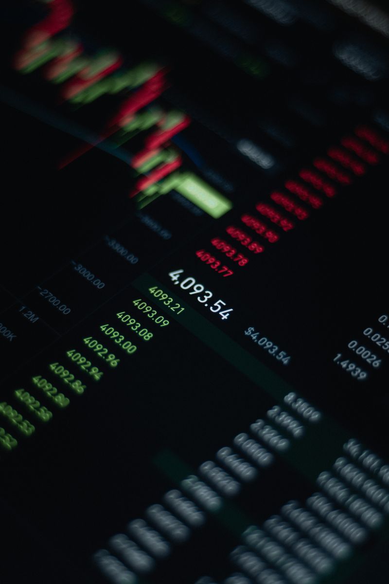 Primer plano de datos del mercado de valores con números fluctuantes y gráficos en pantalla.