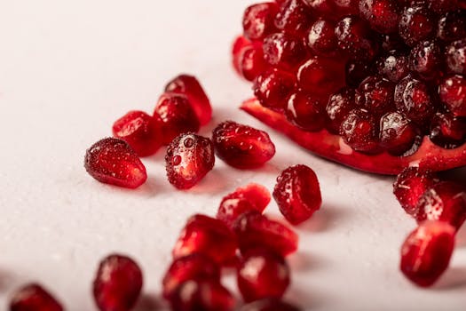 Vibrant close-up of juicy pomegranate seeds with droplets, ideal for healthy food concepts.