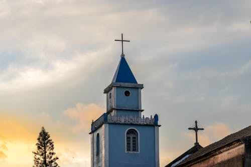 Бесплатное стоковое фото с кресты, облака, остроконечная крыша