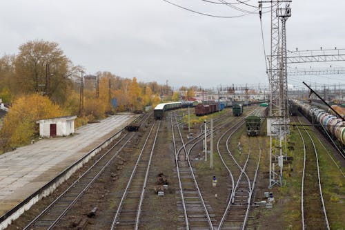 Gratis arkivbilde med jernbanestasjon, jernbanestasjon perrong, lokomotiv