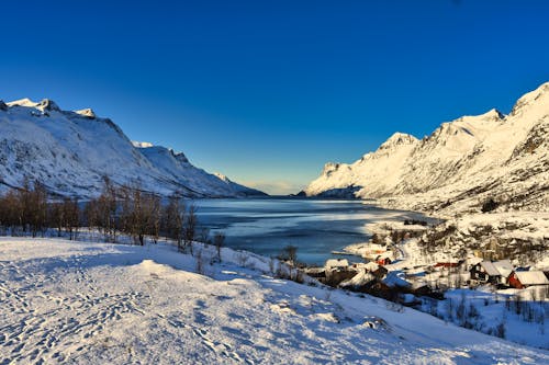 Kostenloses Stock Foto zu arktische natur, berge, blauer himmel