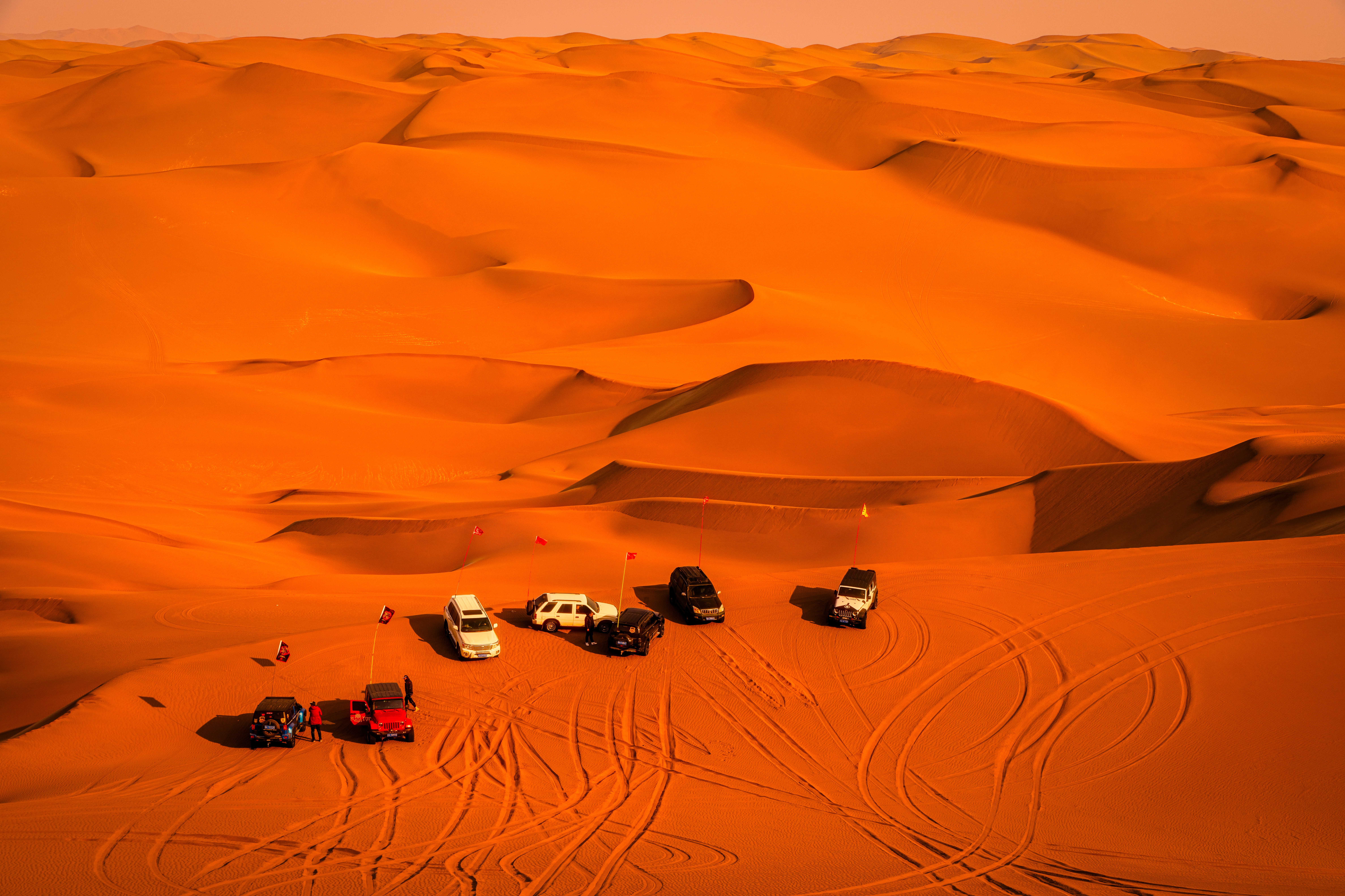 Motor vehicles on the desert, Niger