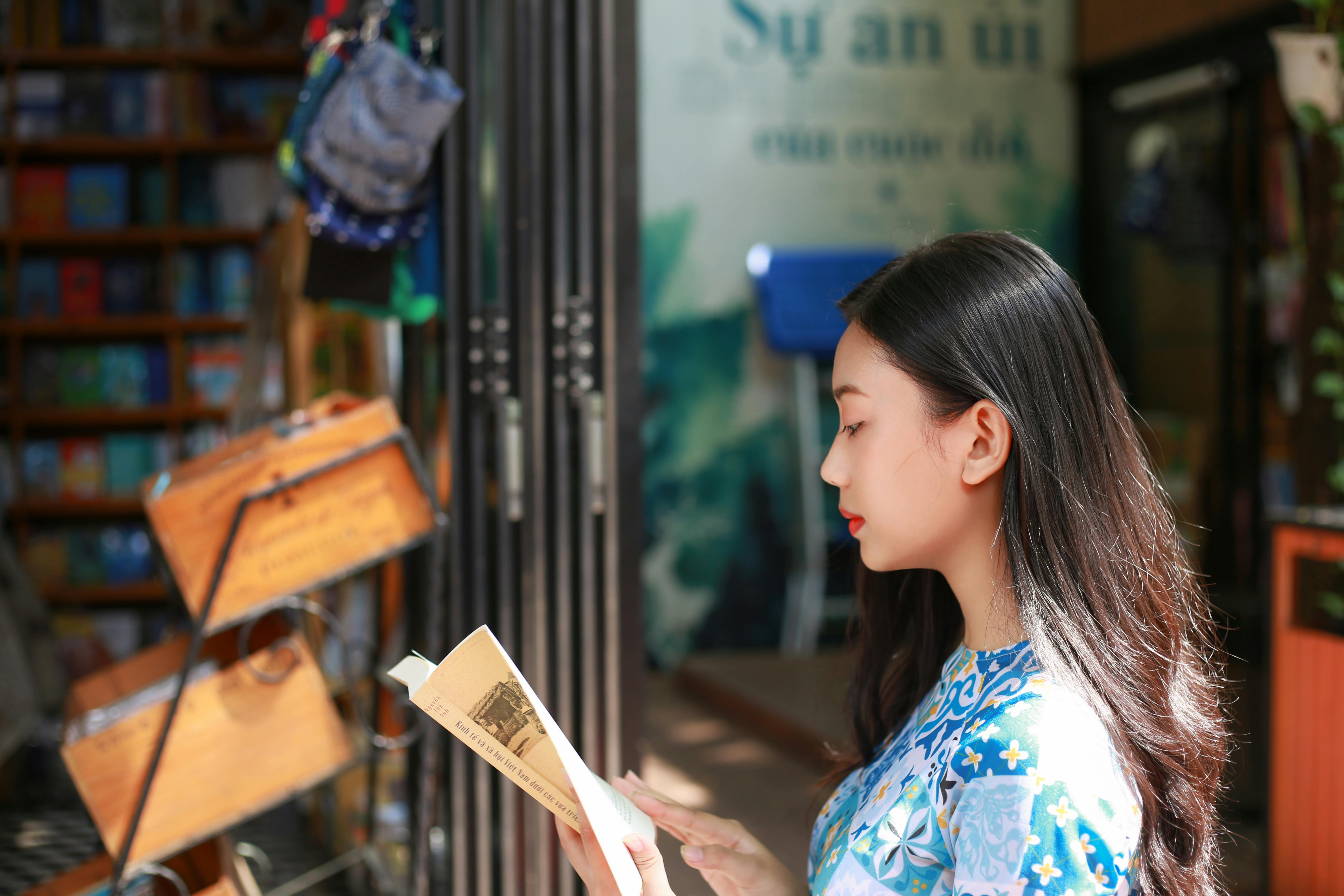 Personal Growth Books That Will Bring Positive Energy for 2026, According to Readers — Photo by Huy Nguyễn on Pexels