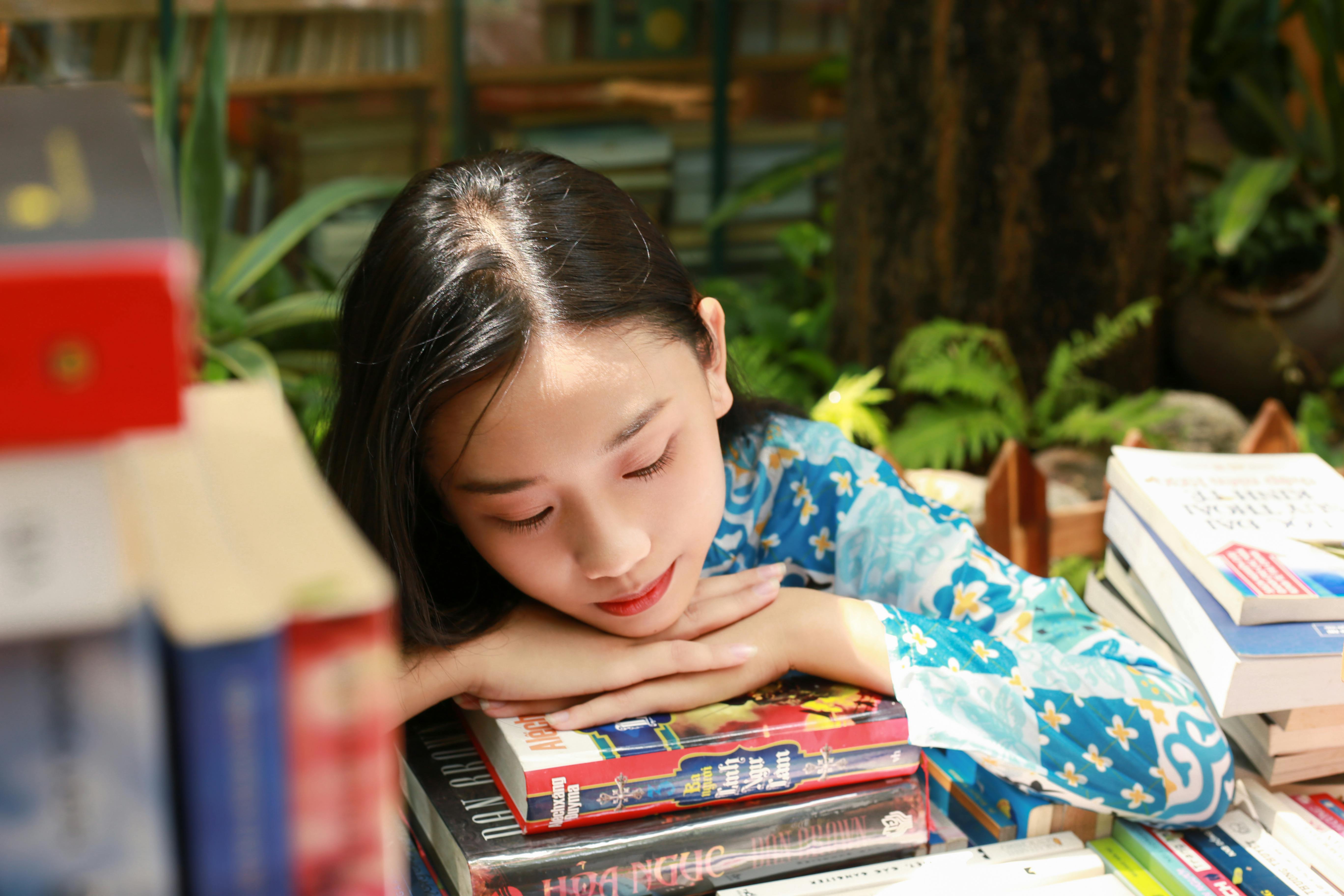 Top Amazon Book Niches 2025-2026: Profitable Categories Authors Can’t Ignore — Photo by Huy Nguyễn on Pexels