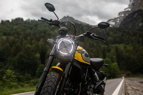 Free A bold motorcycle on a scenic mountain road ready for an adventurous journey. Stock Photo