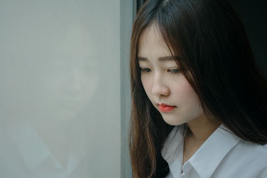 一位员工独自坐在工位,周围同事在说笑
