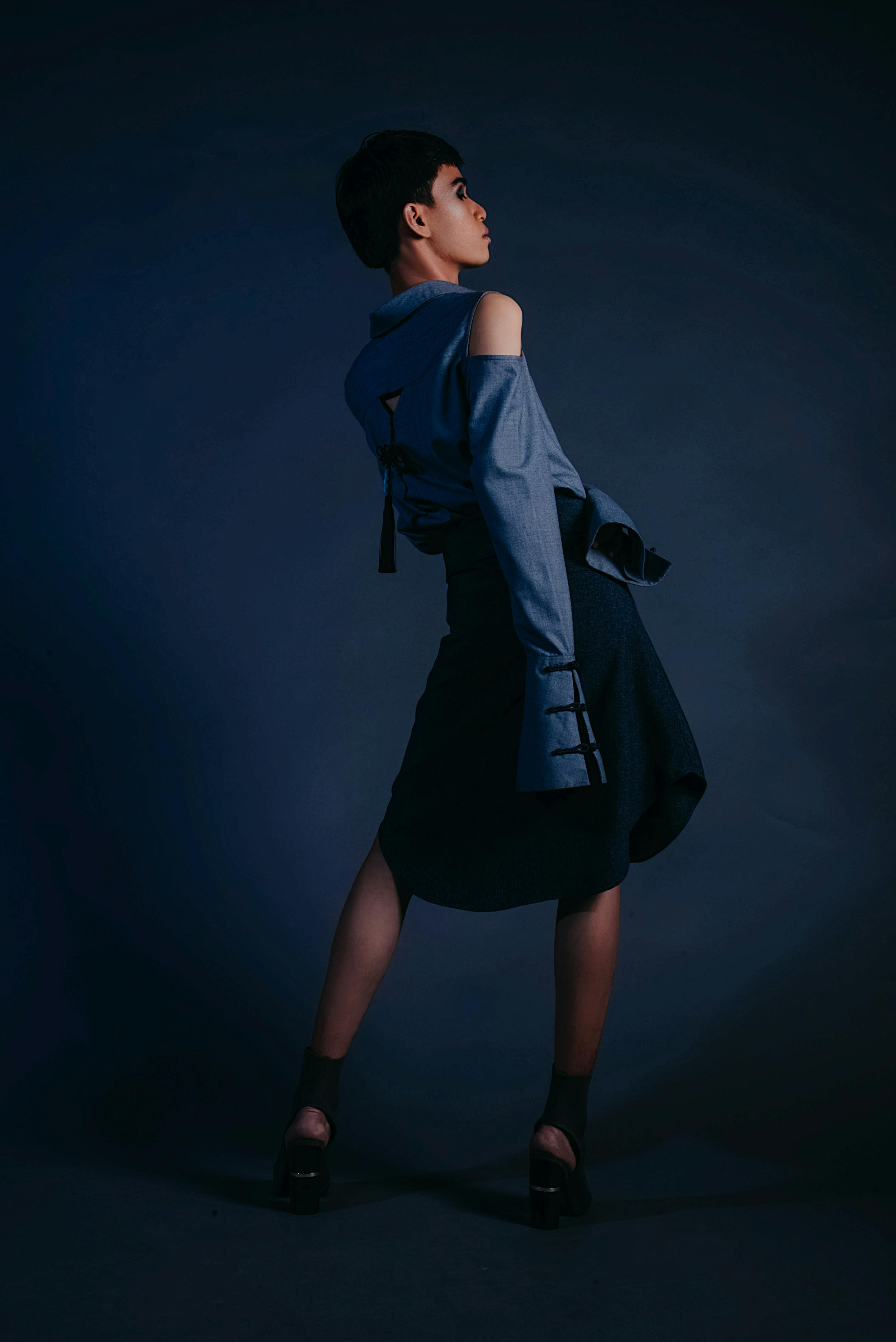 在喜怒无常的工作室环境中，时尚模特的艺术肖像凸显了优雅风格