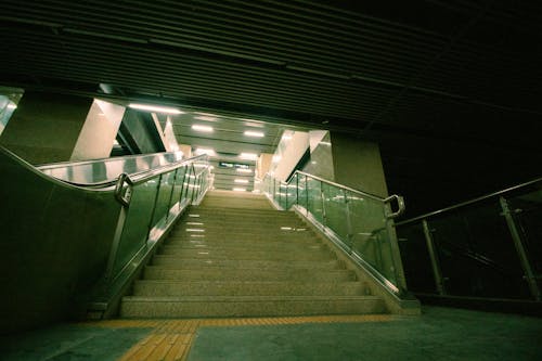 Fotos de stock gratuitas de adentro, escaleras de hormigón, estación de tren