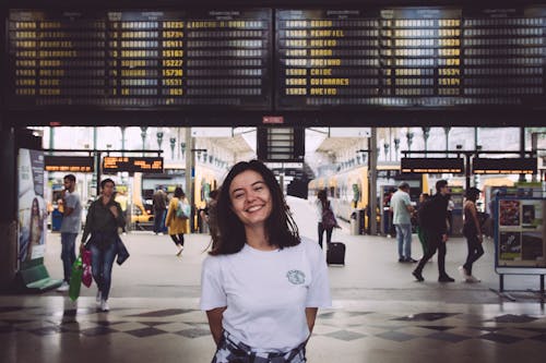 Kostenloses Stock Foto zu attraktiv, bahnhof, frau