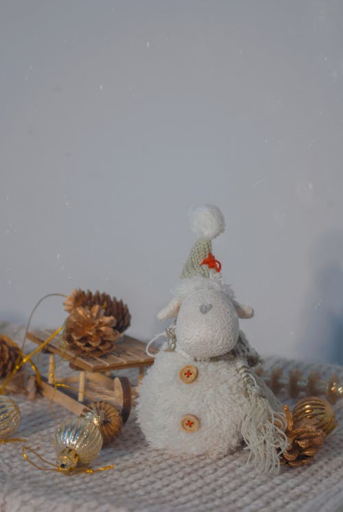 Foto d'estoc gratuïta de boles de nadal, cons, fons blanc