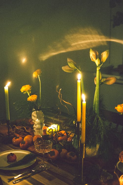 Δωρεάν στοκ φωτογραφιών με persimmons, αναμμένα κεριά, κατακόρυφη λήψη Φωτογραφία από στοκ φωτογραφιών