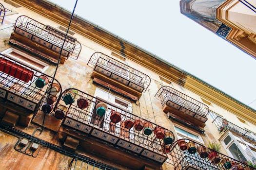 西班牙乔巴一座历史建筑的华丽阳台低角度视图