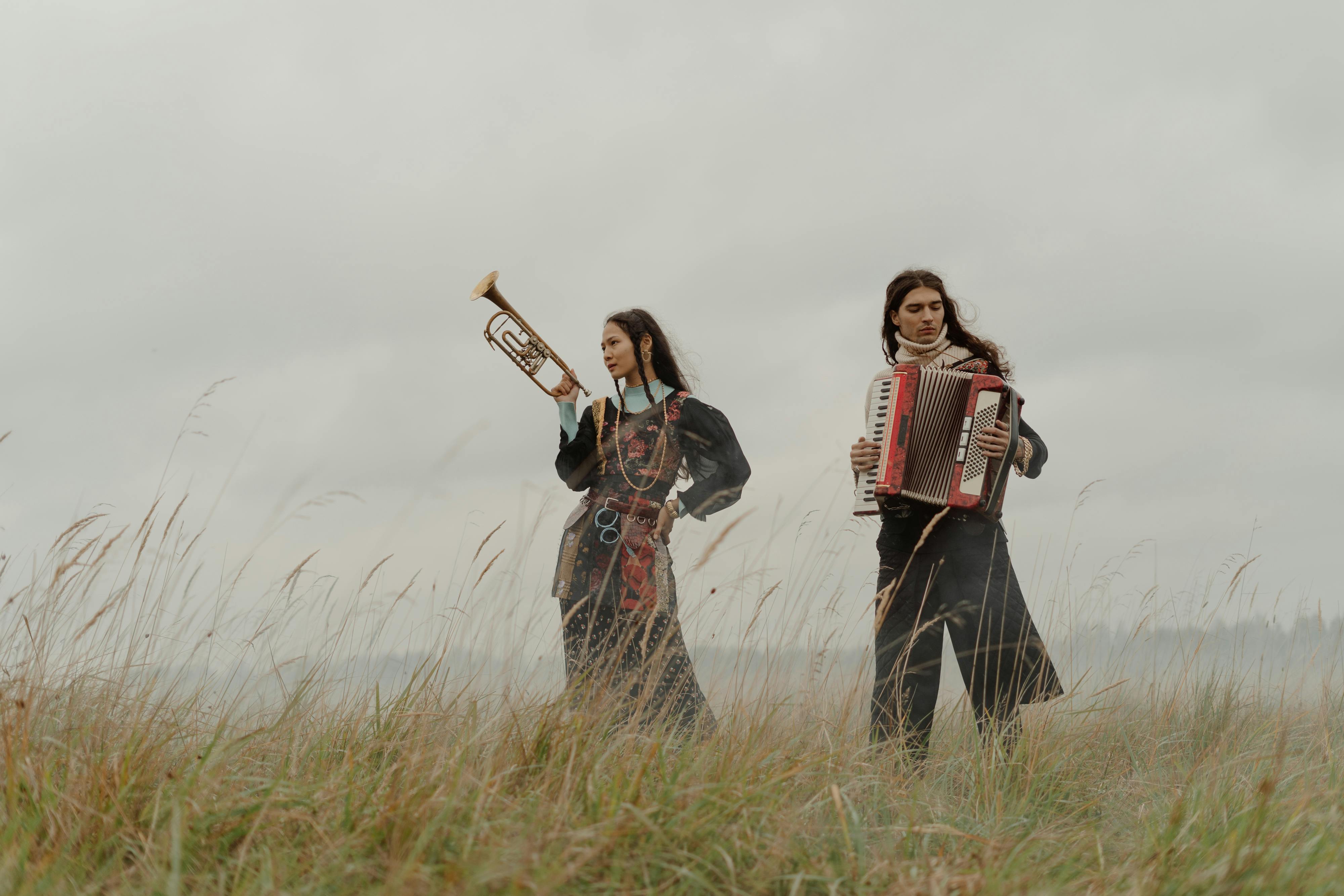 Muzicieni lăutari cu acordeon și trompetă în stil boem - evocând atmosfera muzicii tradiționale românești