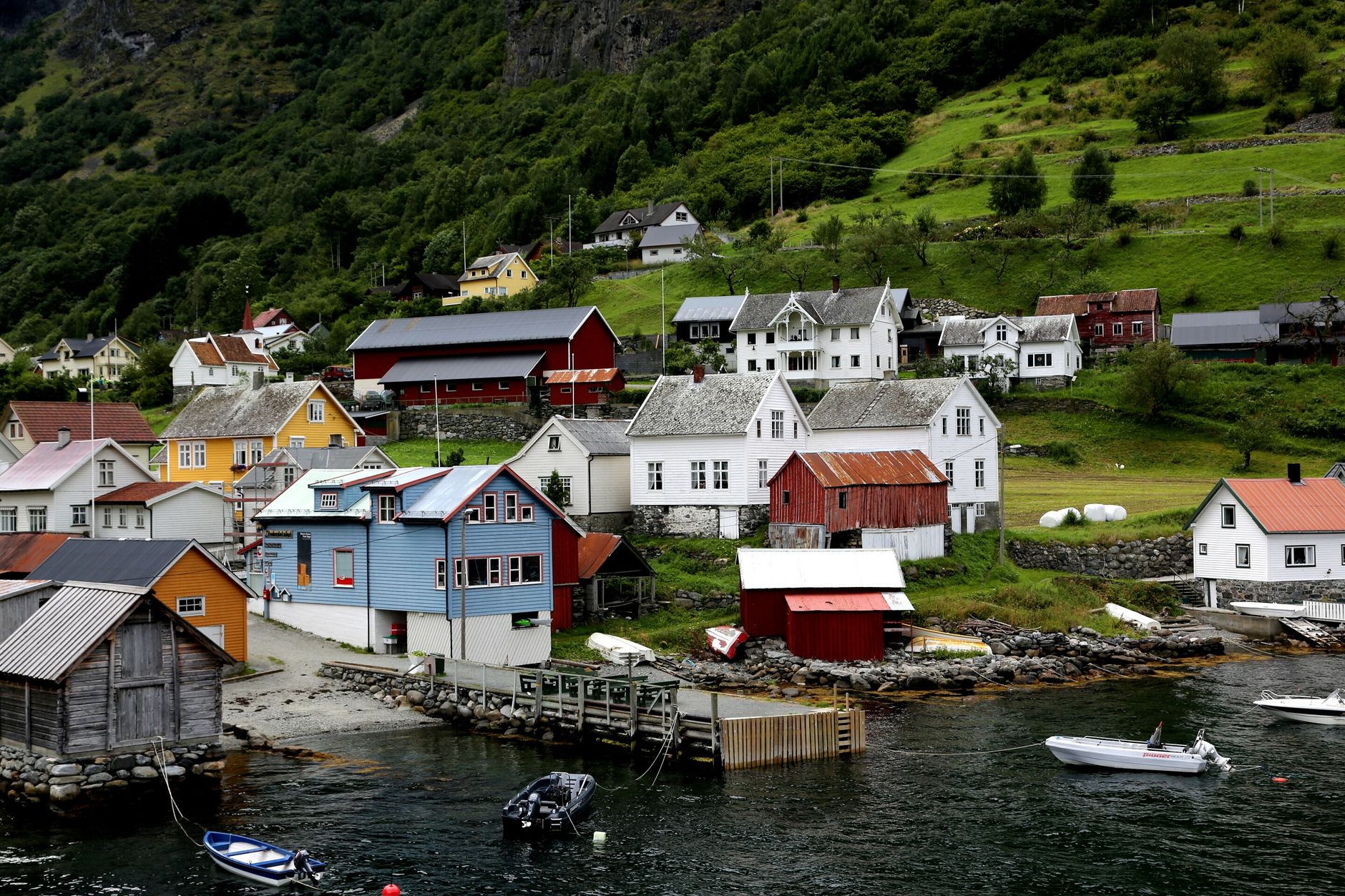 Fargerike skandinaviske hus ved fjorden i Stavanger, Norge