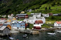 挪威斯塔万格的峡湾中坐落着五颜六色的斯堪的纳维亚房屋