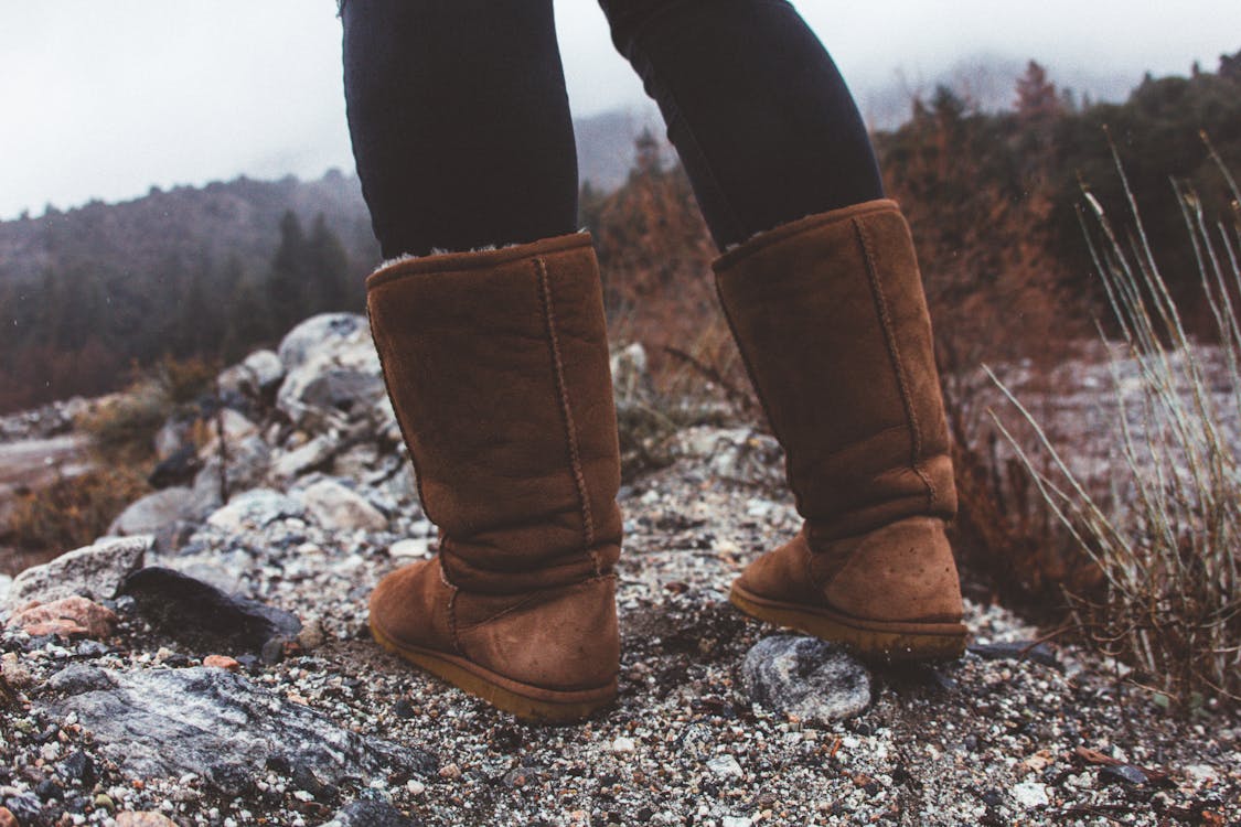 Fotografia Em Close Up De Uma Pessoa Usando Botas Marrons De Inverno