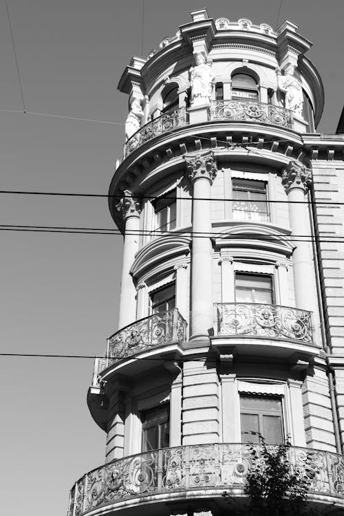 Бесплатное стоковое фото с архитектура, Балкон, вертикальный выстрел