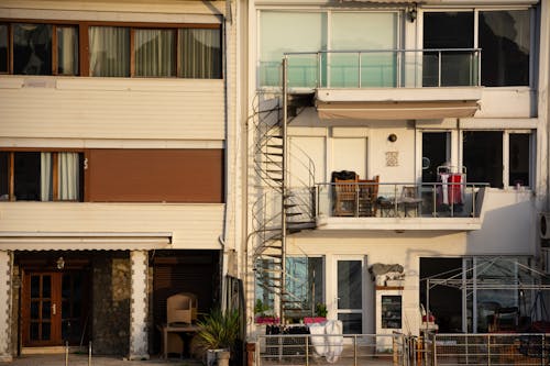 Foto d'estoc gratuïta de balcons, carrer de la ciutat, carrers de la ciutat