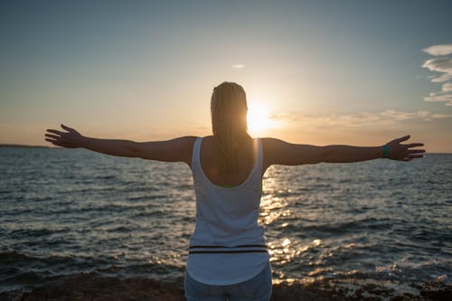 Foto Wanita Dekat Laut