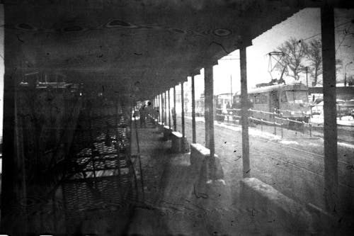 Gratis arkivbilde med gammelt fotografi, gråskala, jernbanestasjon