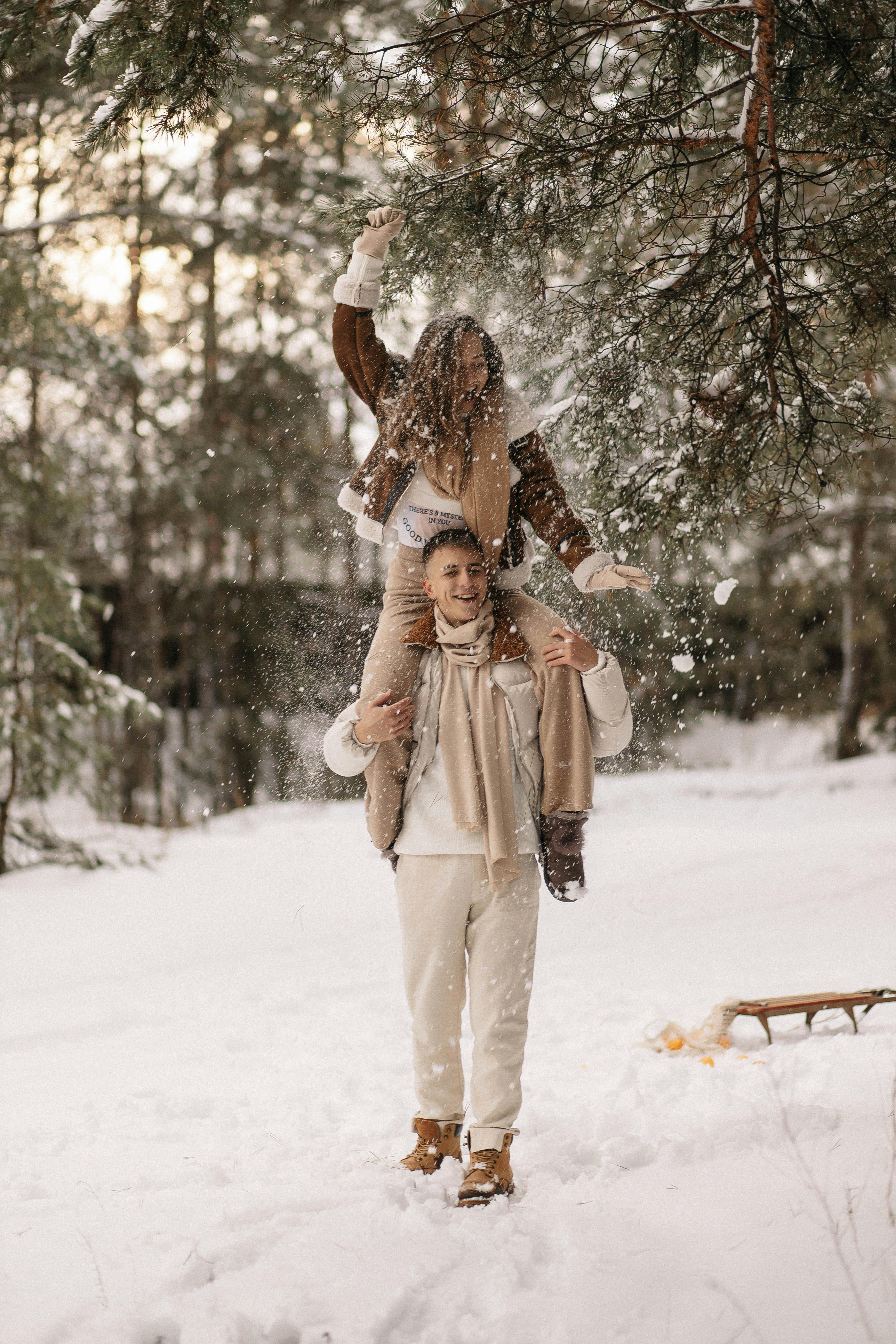 Mujer y nieve fotos de stock, imágenes de Mujer y nieve sin royalties