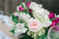 美丽的花束特写中，有粉红玫瑰、白百合和充满活力的郁金香