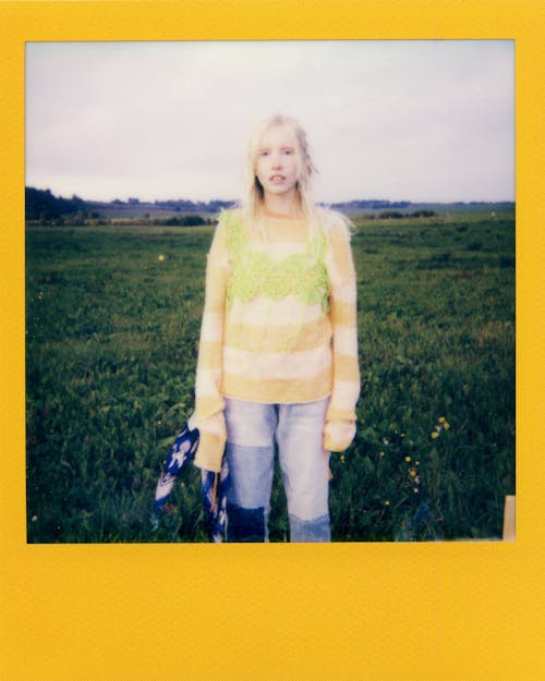 Бесплатное стоковое фото с polaroid, аналоговая фотография, блондинка