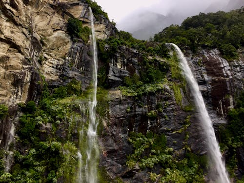 бесплатная таймлапс фотография текущих водопадов Стоковое фото