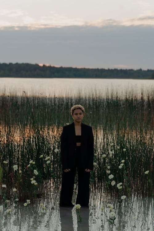 bezplatná Základová fotografie zdarma na téma černý oblek, jezero, mělká voda Základová fotografie