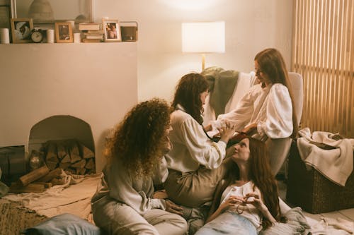 Bezpłatne Darmowe zdjęcie z galerii z kobiety, nocowanie, pokój domowy Zdjęcie z galerii