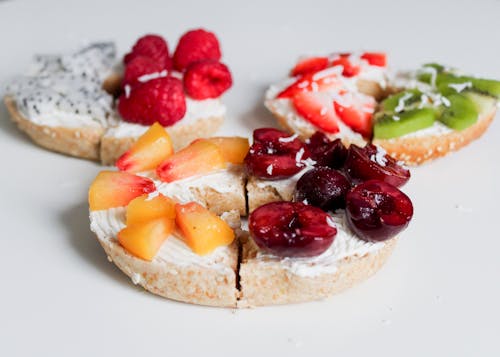 Trois Biscuits Avec Garnitures De Fruits