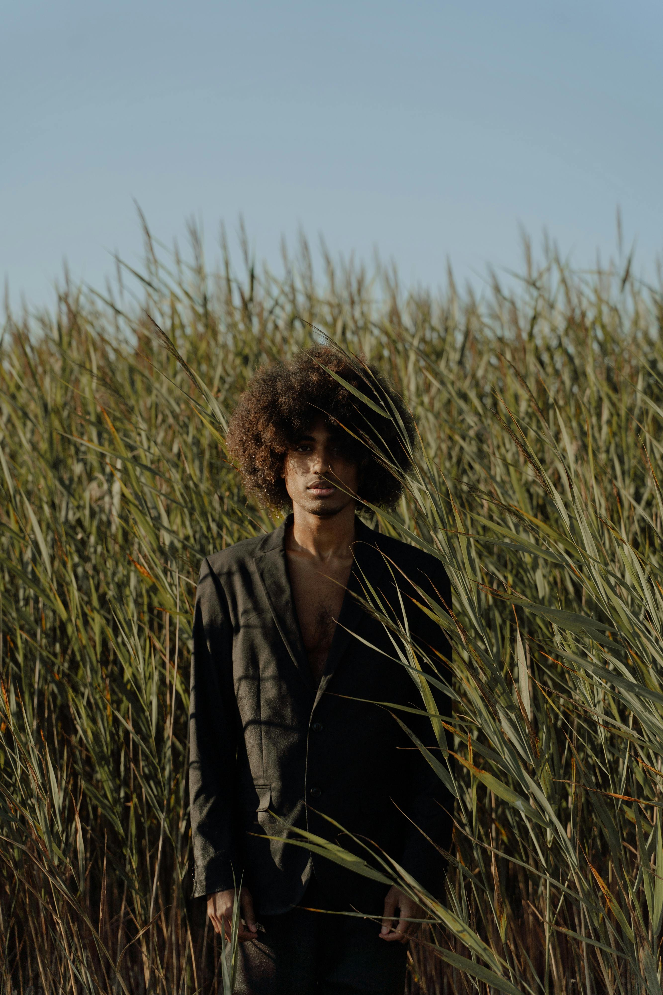 Zadarmo Muž Stojaci Medzi Vysokou Trávou Fotka z fotobanky