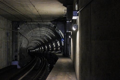 Foto d'estoc gratuïta de arquitectura, fosc, línia de tren