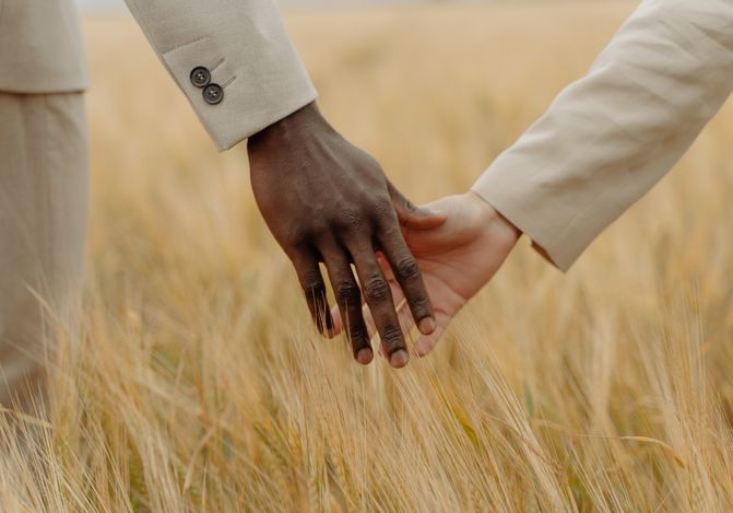 Online dating: starting a conversation on a niche platform