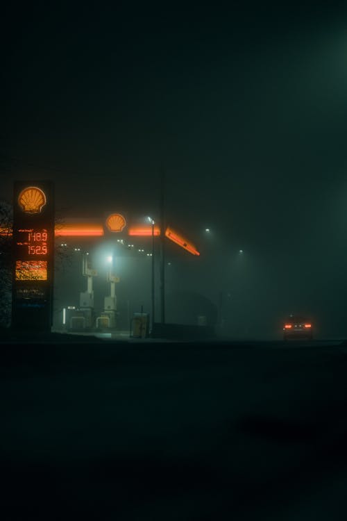 Foto profissional grátis de neblina, período noturno, posto de gasolina