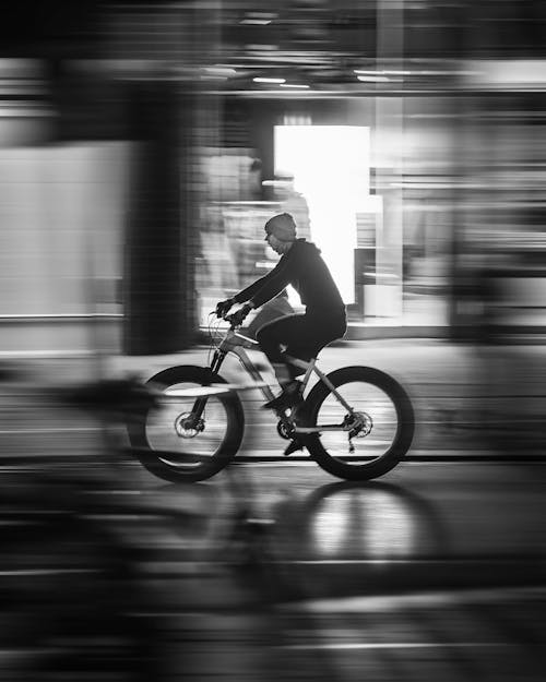 Gratis Fotos de stock gratuitas de bicicleta, equitación, escala de grises Foto de stock