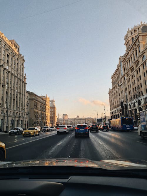 Foto d'estoc gratuïta de carretera de la ciutat, cotxes, edificis de formigó