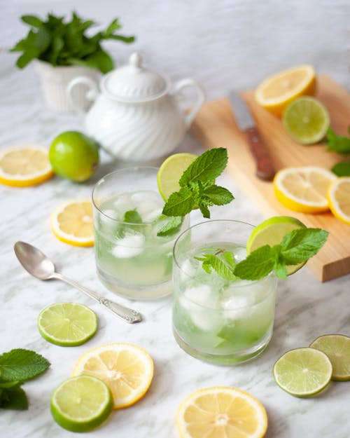 用檸檬和酸橙片裝飾的桌子上清爽的檸檬水