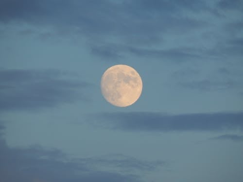 Photos gratuites de ciel bleu, pleine lune, satellite naturel