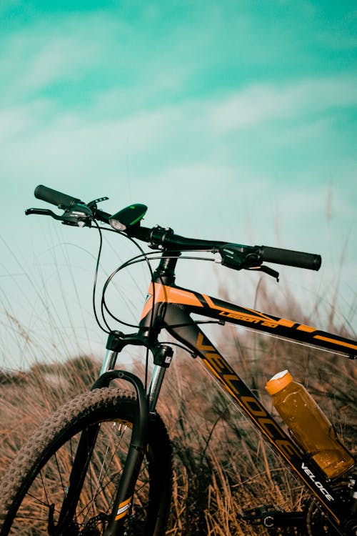 bisiklet, bisiklet park yeri içeren Ücretsiz stok fotoğraf