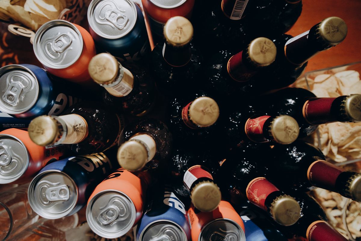 Variedad de bebidas en latas y botellas para compra mayorista