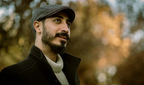 Free Portrait of a bearded man in a flat cap with autumn background in Gaziantep. Stock Photo