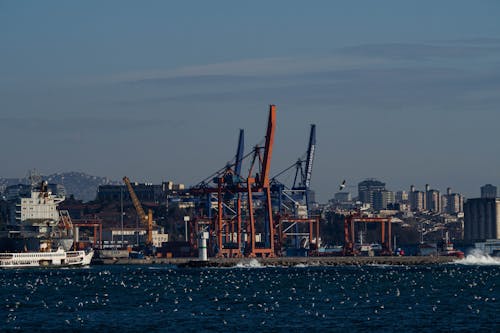 Photos gratuites de gratte-ciel, mer, porte-conteneurs