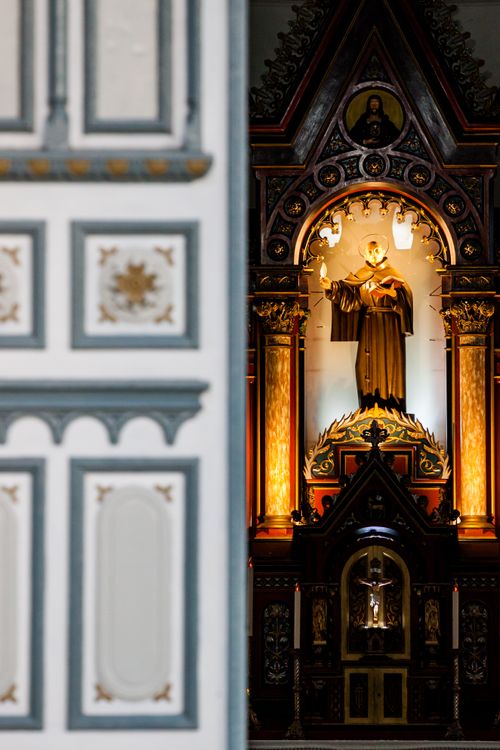 Free A beautifully illuminated church altar featuring a saint statue in São Pedro de Alcântara, Brazil. Stock Photo