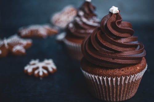 Gratis stockfoto met chocolade cupcakes, detailopname, donker