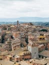 意大利锡耶纳老城的全景中，屋顶历史悠久