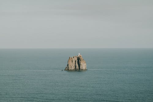 Foto d'estoc gratuïta de estromboliccho, formació rocosa, foto des d'un dron