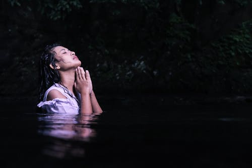 Fotografia De Uma Mulher Na água