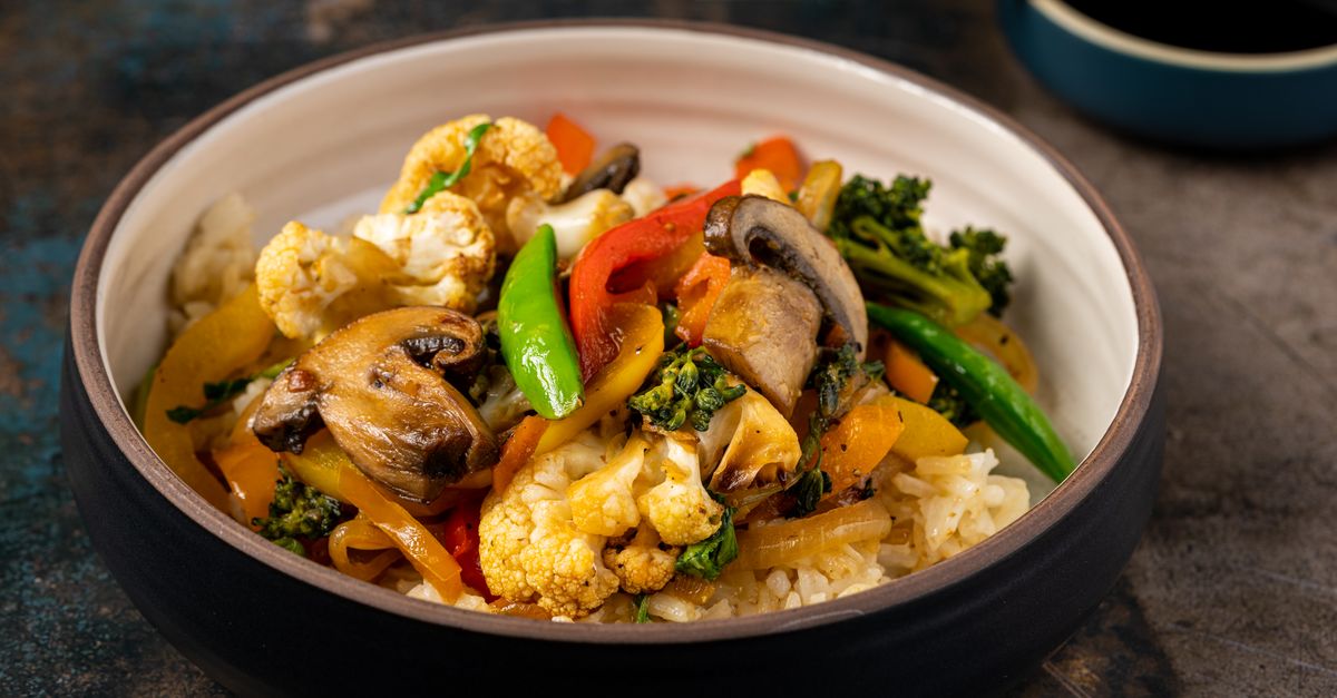 Arroz de coliflor salteado con huevo y verduras Arroz de coliflor salteado con huevo y verduras