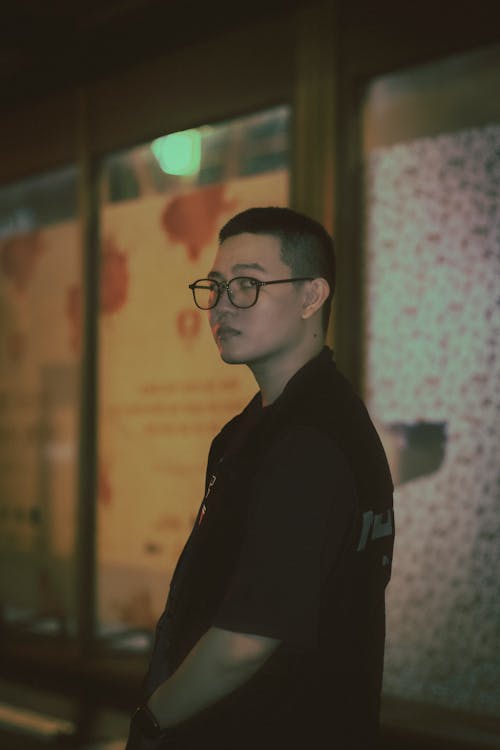 Kostenloses Stock Foto zu asiatischer mann, brille, gucken